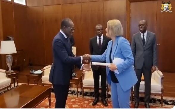 Simone Giger, Ambassadrice de Suisse près le Bénin, en résidence au Ghana présentant ses lettres de créance au Président de la République du Bénin, SEM Patrice Talon