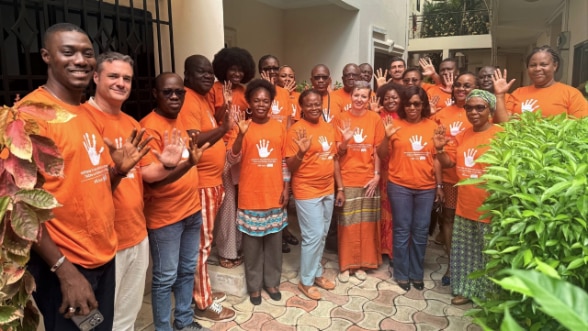 L'équipe de la Coopération suisse au Bénin habillée en mode ''Orangez le Monde !'' dans le cadre de la Campagne 2025 des 16 jours d'activisme contre la violence basée sur le genre