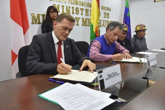 firma de convenio para el uso de oro responsable