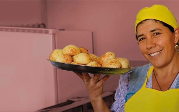 Mujer mostrando una bandeja de horneados típicos © EDA
