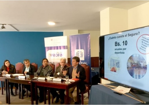 Conferencia de prensa para presentar seguro de accidentes en cancha.