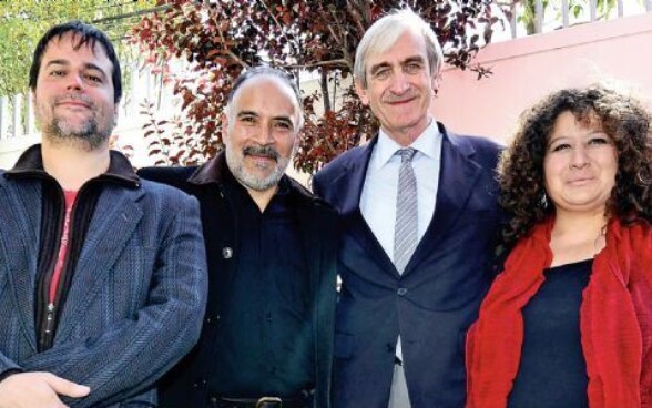 Los actores David Mondacca y Carlos Ureña junto al embajador de Suiza en Bolivia, Peter Bishop, y la actriz Claudia Andrade