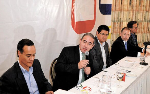 Anuncio. Dockweiler, con el micrófono, presenta el evento. Fue ayer. Miguel Carrasco