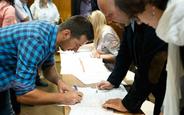 Image de la cérémonie de remise des certificats aux représentants des communautés locales et des municipalités