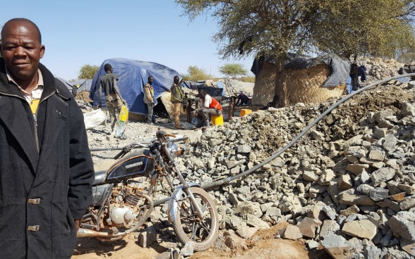 Des employés à côté des gravas sur une mine d'or artisanale à Zanna-Burkina Faso