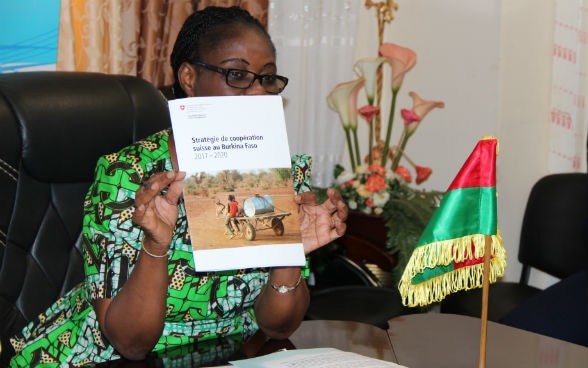 Madame le Ministre de l'Economie, des Finances et du Développement tenant la nouvelle stratégie de Coopération suisse au Burkina Faso