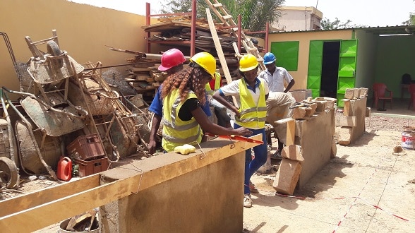 Des apprenantes et apprenants sur un chantier de construction-maçonnerie