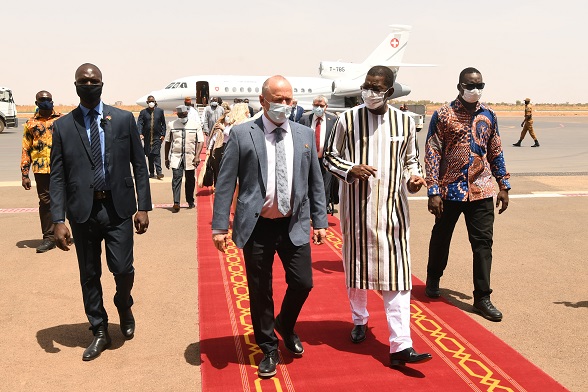 Accueil du président du Conseil national suisse par le président de l'Assemblée nationale du Burkina Faso