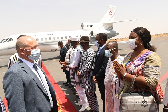 Arrivée à l'aéroport de Ouagadougou du président du Conseil national suisse, Andeas Aebi