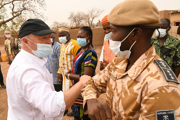 Visite de la ferme avicole par la délégation suisse à Koubri, Burkina Faso