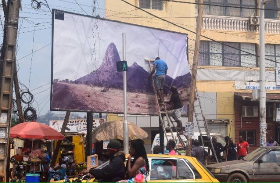 Affiche dans les rues de Yaoundé