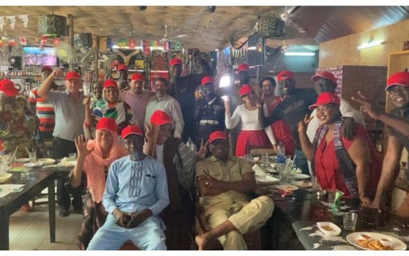 Le personnel de la DDC Tchad pose après avoir regardé un match de la Suisse lors de la Coupe du monde de football 2022. 