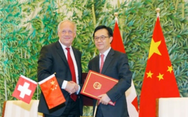 Swiss Federal Councillor Johann Schneider-Ammann and Chinese Minister of Commerce Gao Hucheng