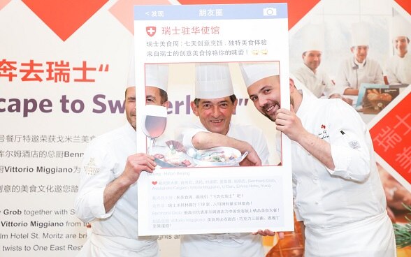 明星大厨Bernhard Grob (中) 在美食周开幕式。