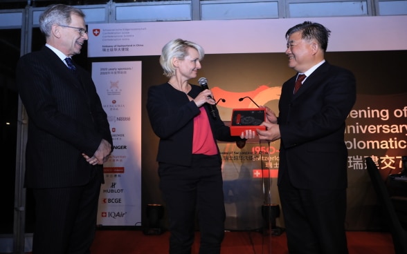 瑞士联邦议会主席茉蕾特向中国全国人大常委会副委员长陈竺赠送瑞中建交70周年礼物