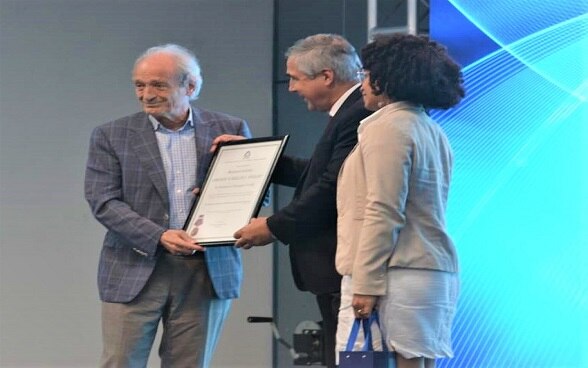 Dr. Franco Cavalli recibió importante distinción 