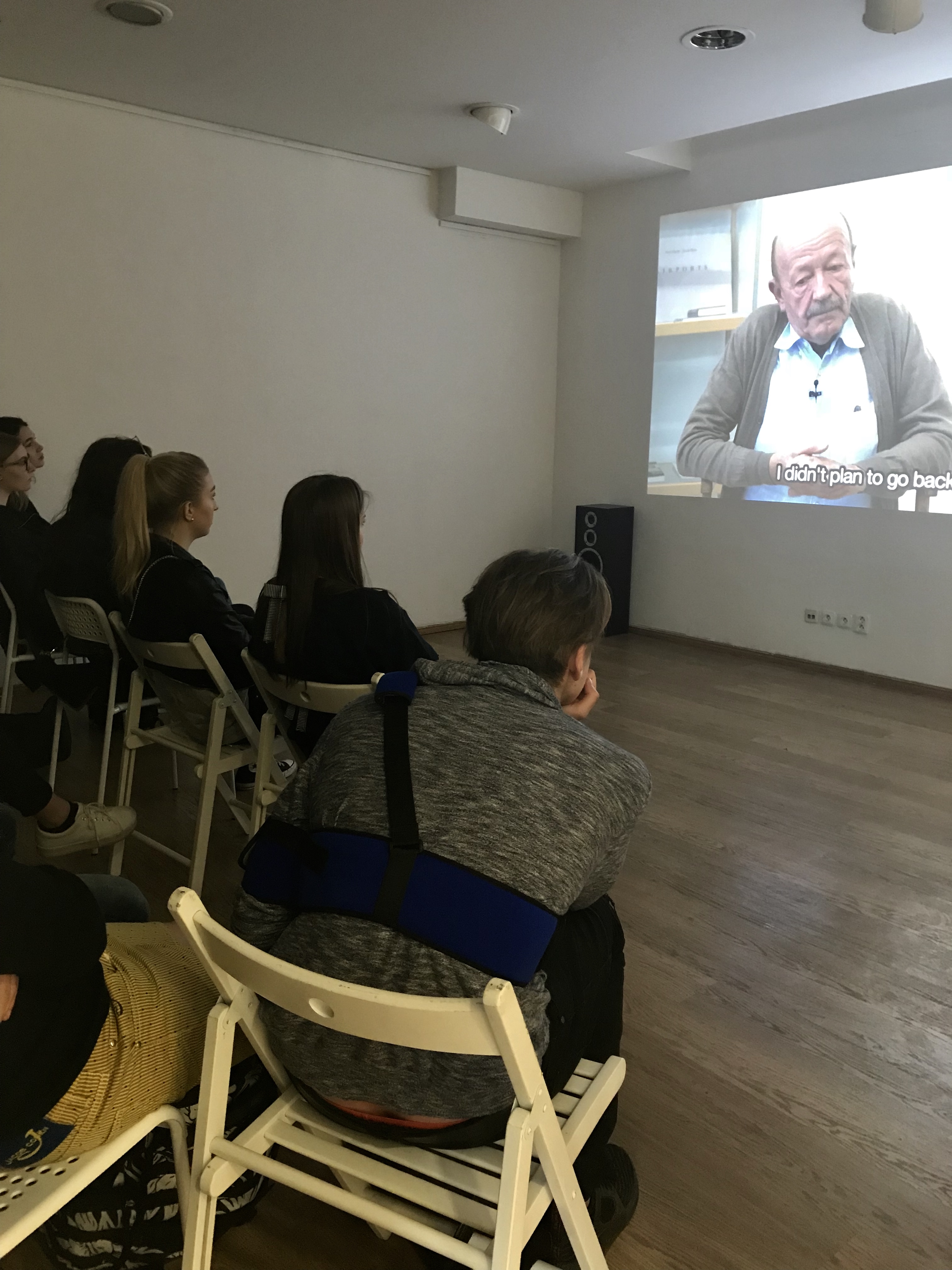 Am 12.04. 2018 haben die Ausstellung 58 Schüler des Englisch-tschechischen Gymnasiums Amazon besucht. Sie haben mit den Mitarbeitern der Botschaft das speziell für sie vorbereitete Programm zum Thema Heimat mitgemacht.