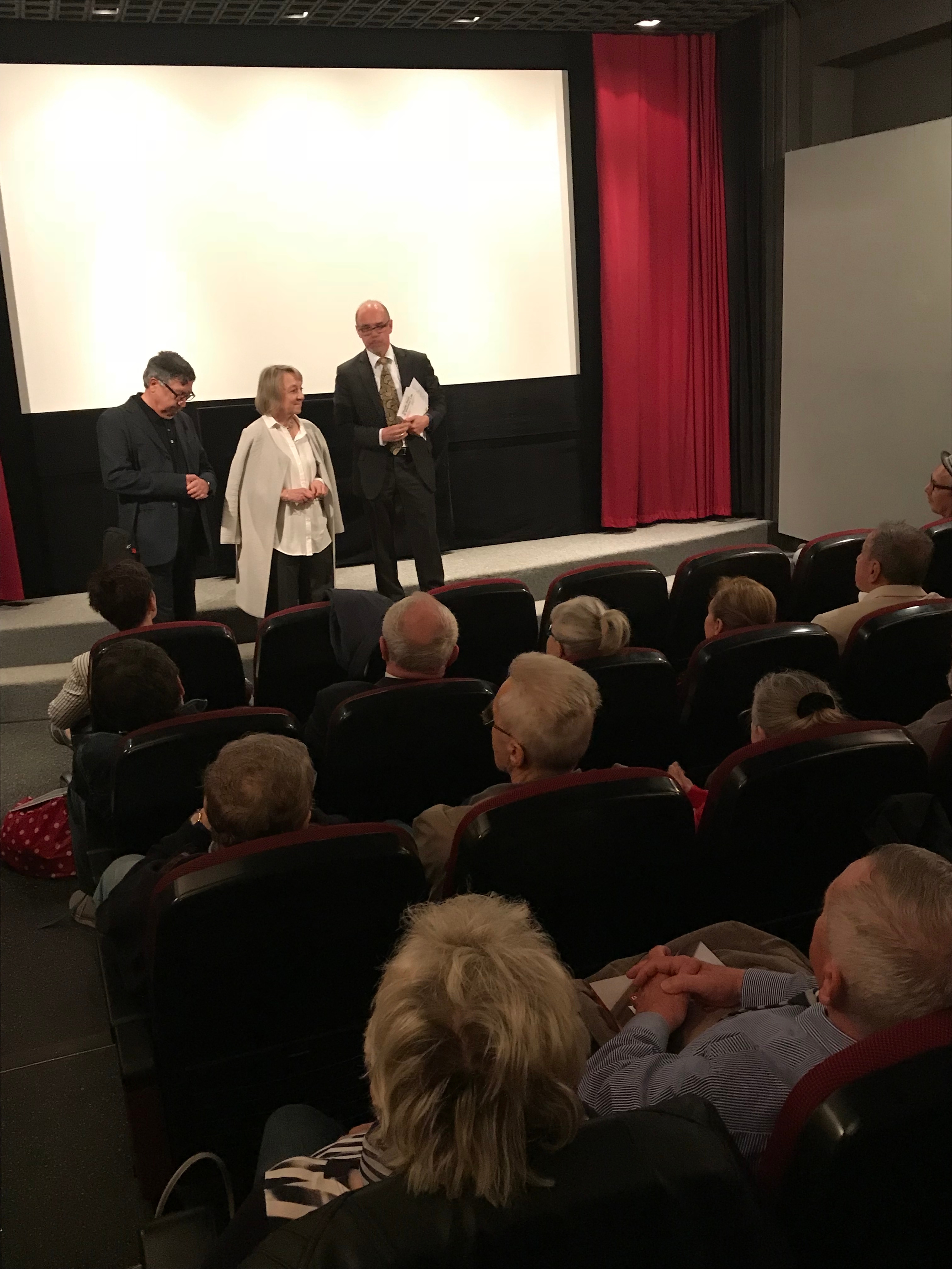 Velvyslanecký rada Rolf Ott a Jana Kuhnová, spolupracovnice Švýcarského velvyslanectví zodpovědná za kulturu, představují režiséra filmu Bernarda Šafaříka