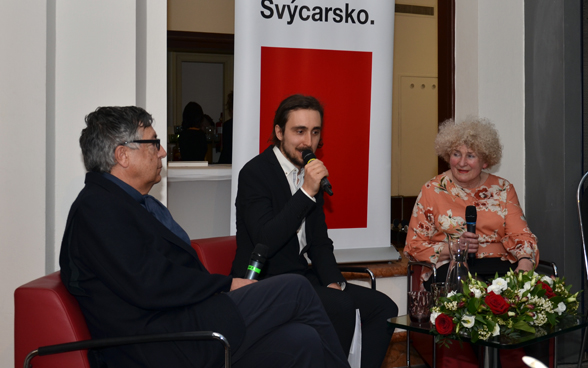 Bernard Safarik (links), Petr Gojda und Helena Kanyar Becker während der moderierten Diskussion
