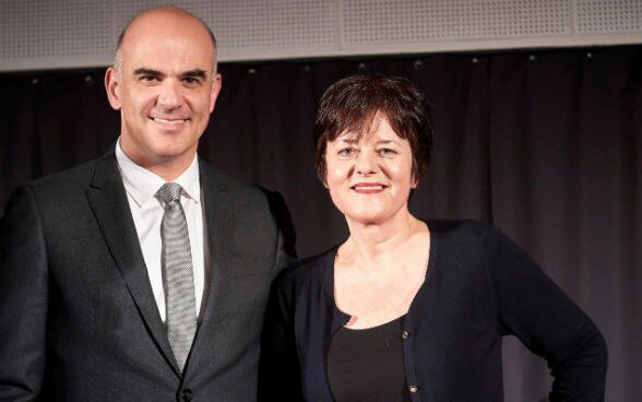 Remise des "Prix suisses de littérature 2017" jeudi 16 février dans la Bibliothèque nationale à Berne. Le Conseiller fédéral Alain Berset parle à Pascale Kramer, gagnante du Grand Prix suisse de littérature