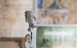Buste d’homme assis (Lotar III) 1965-1966 dans la reconstitution de l’atelier de Giacometti