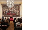 La violoncelliste Estelle Revaz en pleine interprétation,, au cœur du salon de l’ambassade