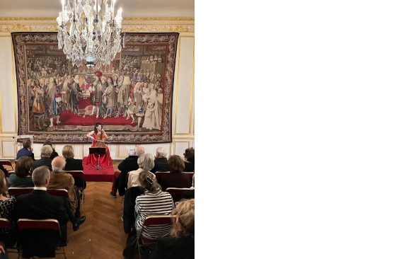 La violoncelliste Estelle Revaz en pleine interprétation,, au cœur du salon de l’ambassade