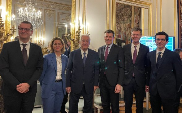 L’Ambassadeur Balzaretti accompagné de Gilles Effront, Laurent Burelle, Marc Perraudin, Alejandro Nuñez Jimenez et Simone Wyss Fedele lors de l’évènement «Hydrogène: Avenir de la mobilité durable?»