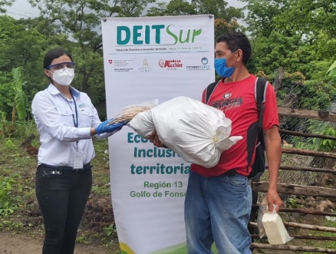 entrega de asistencia alimentaria y materiales de bioseguridad