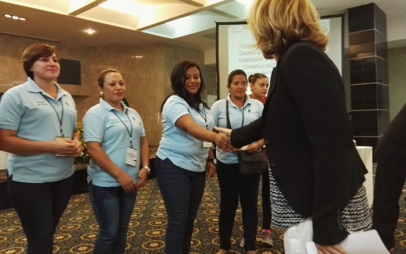 Grupo de mujeres capacitadas por el proyecto "Líder-Mujeres" de Zamorano
