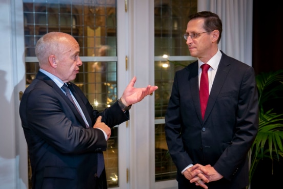 Federal Councillor Maurer and Minister Varga in conversation