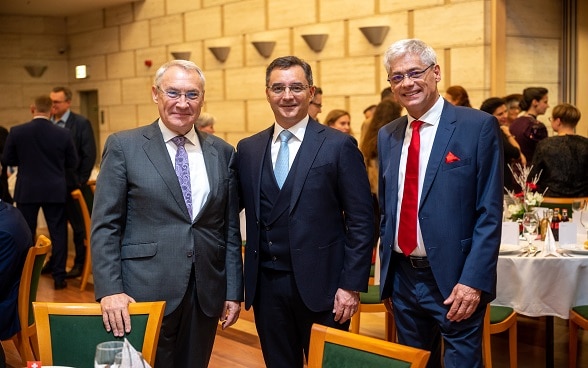 de g. à dr.: l’ambassadeur Jean-François Paroz, le maire de Debrecen László Papp, le président de Swisscham István Béres