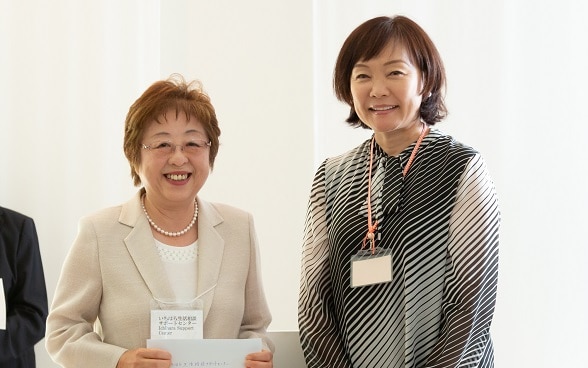 安倍昭恵首相夫人といちはら生活相談サポートセンターききょう会の林壽美子氏 ⒸAyako Suzuki
