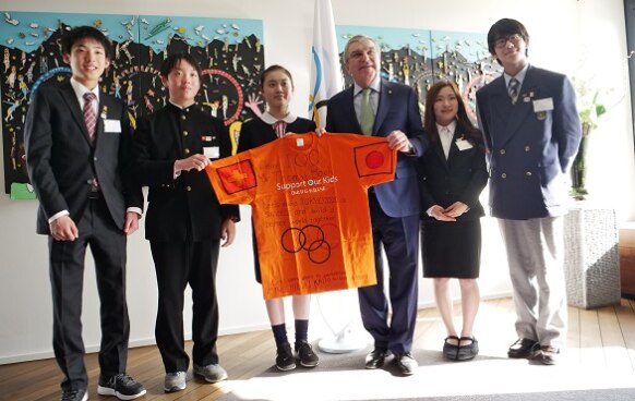 Mr. Thomas Bach, President of the International Olympic Committee and the five students from the Tohoku region ©2015 Support Our Kids