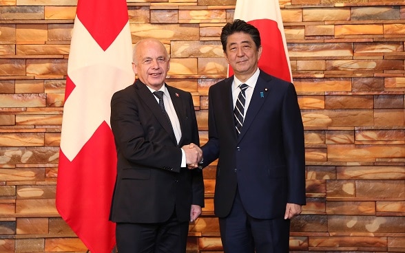 握手するマウラー大統領と安倍首相　ⒸAyako Suzuki