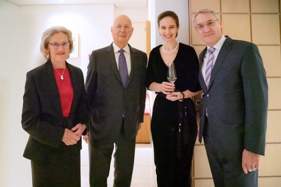 左から：ヒルデ・シュワブ氏、クラウス・シュワブ教授、ユリア・グシニナ・パロ大使夫人、ジャン＝フランソワ・パロ大使 ©世界経済フォーラム