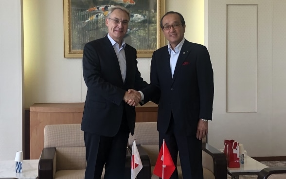 Ambassador Jean-François Paroz and Mayor of Hiroshima Kazumi Matsui ©Embassy of Switzerland in Japan