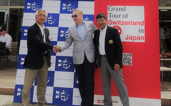 (From left) Mr. Hiroto Arakawa, Chairman of the International Friendship Regattathe, Ambassador of Switzerland to Japan, Mr. Jean-François Paroz, Mr. Norihisa Ohno, President of Hayama Marina Yacht Club ©Embassy of Switzerland in Japan