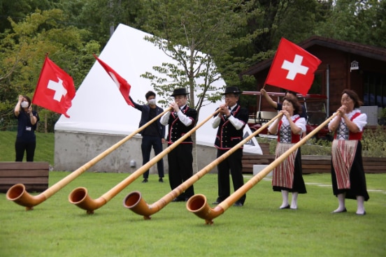 Tamagawa Alphorn Club performing at the ceremony