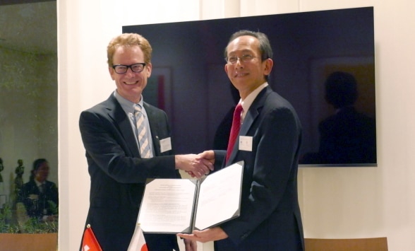 覚書締結後に握手するシュワルツェネッガー教授（左）と喜連川所長（右）©在日スイス大使館