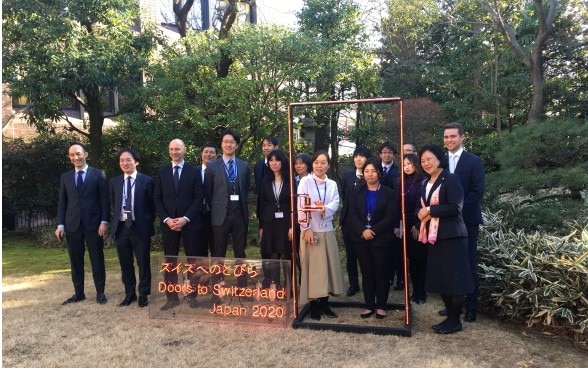 MOFA researchers meet with Embassy staff in the garden of the Swiss Ambassador’s residence ©Embassy of Switzerland in Japan