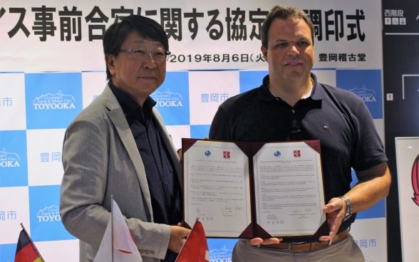 At the signing ceremony of a Memorandum of Understanding on the 2020 pre-training camp for the Swiss Rowing Federation. Left: Mayor of Toyooka, Mr. Muneharu Nakagai / Right: Director of the Swiss Rowing Federation, Mr. Christian Stofer (August 6, 2019) ©Toyooka City