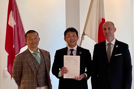 At the signing ceremony (from left) Mr. Yasumasa Suetsugu, CTO of e5 Lab, Mr. Tomoaki Ichida, CEO of e5 Lab and Charge d’affaires a.i. Mr. Markus Reubi