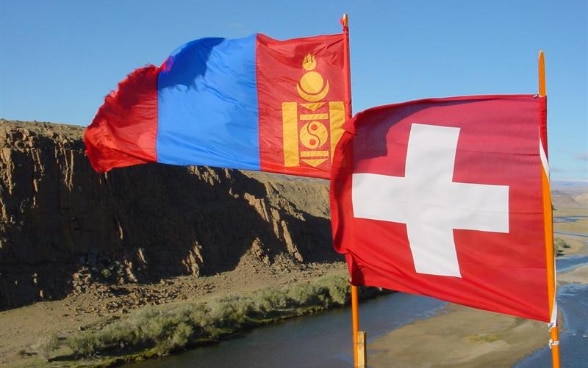 Mongolischen und Schweizer Flaggen