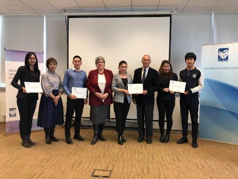 Students received schoolarship certificates