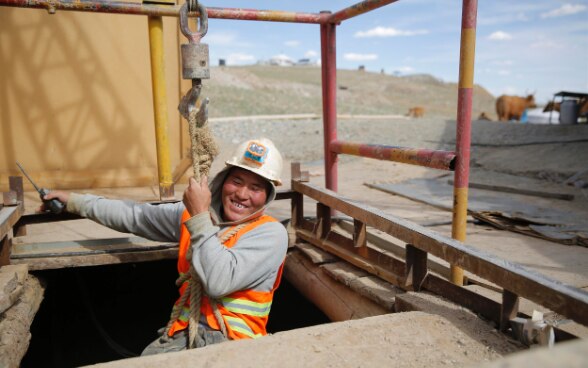 A miner descends to the mine shaft. Tsagaan Tsahirt, Bayan-Ovoo soum, Bayankhongor aimag. © SDC