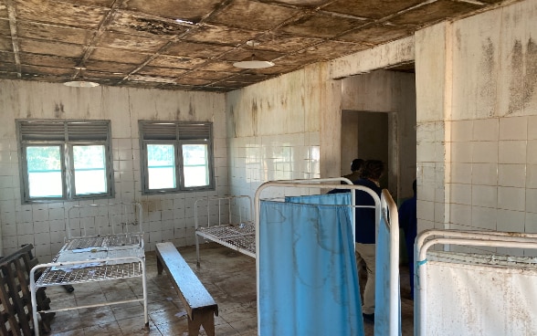 Da die Entbindungsstation in Mariri seit den Unwettern der Wirbelstürme 2019 kein Dach mehr hat, sind die Räume, in denen die Patienten untergebracht werden, von Schimmel bedeckt und der Ort ist heruntergekommen.