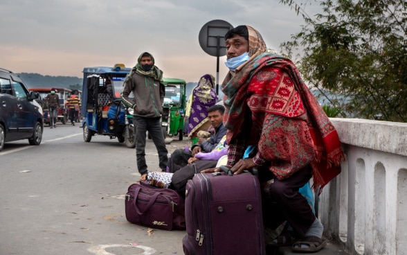 I lavoratori nepalesi immigrati attraversano il confine orientale verso l'India in cerca di lavoro.   