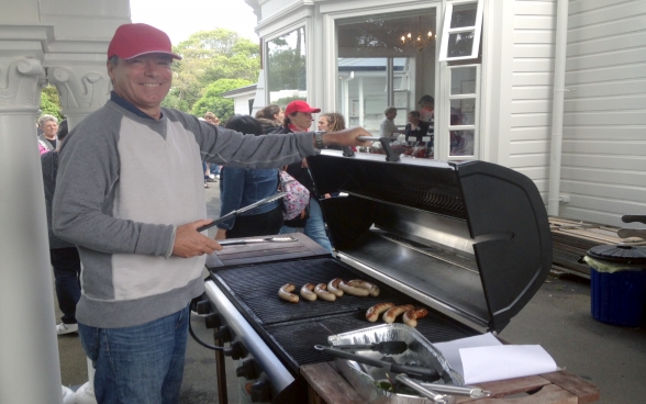 Our barbecue master Counsellor Jürg Bono ©FDFA