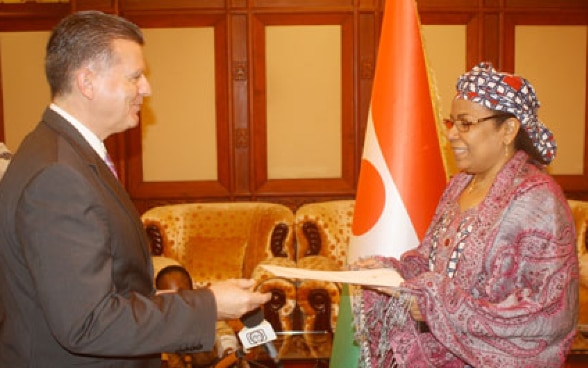 La ministre Kané recevant les copies du diplomate suisse © ONEP